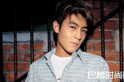 陈冠希参观兵马俑 馆内无人识被问:是赵本山大叔吗