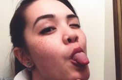 钟丽缇女儿晒吐舌自拍 颜值超高不输妈被吐槽好老