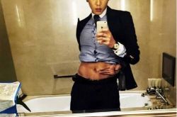 张若昀腹肌旧照曝光 唐艺昕隔空秀恩爱破分手传闻