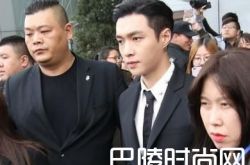 张艺兴见女粉丝撞翻水果摊 整容前真吓人照片曝光