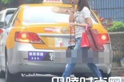 林心如素颜穿拖鞋出门 女神范不再与婆婆亲密合影俩人似姐妹