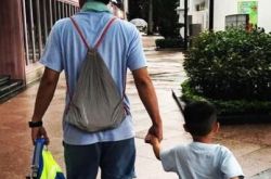 陈小春牵儿子走父爱满满应采儿点评:长大了 两人相差多少岁