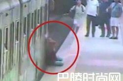 女子被地铁拖行 列车司机无动于衷在吃三明治