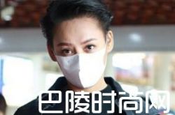 短发帅气！45岁宁静霸气现身机场单手穿衣英姿飒爽 与许晴不和内幕曝光