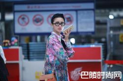 准新娘张歆艺打扮花俏现身机场 一路手机热聊嘟嘴卖萌