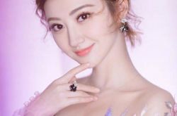 景甜华服下套秋裤 晒台前幕后照被赞接地气（图）