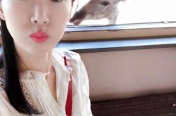 李念打扮年轻满满少女感 被长颈鹿偷亲一脸呆萌