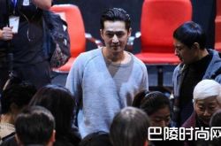 胡歌跪地签名 艺人与粉丝到底应该是怎样一种关系？