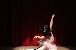 孙俪晒小花妹妹芭蕾舞照曝光