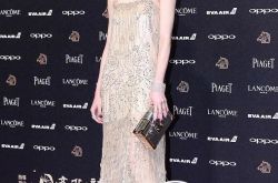 钟楚曦粉色吊带裙亮相 很丰满呀