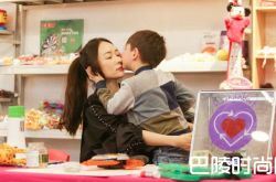 霍思燕言传身教义卖  儿子嗯哼温暖有爱心