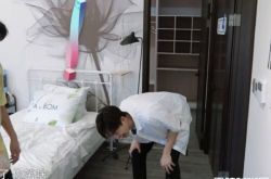 陈立农崩溃狗狗在床上尿尿 《Hi室友》偶像来同居