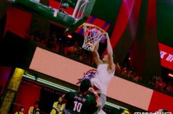 易建联打爆J-TEAM 周杰伦上场单吃NBA篮网队球星