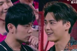 周杰伦玩眨眼游戏 被李易峰简单1动作击败