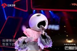 《蒙面唱将》宫廷背包客是周深吗？轻盈女声居然是实力派男唱将