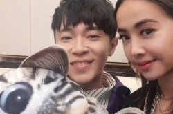 蔡依林上《歌手2019》帮唱青峰 看见粉丝拿反牌指正