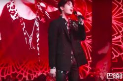 韩胜宇跳《Havana》扣子滑开 性感6块肌露出