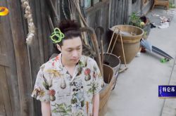 张艺兴睡觉撞到猪？起床的发型好狂妄啊