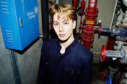 王嘉尔趴地上被当马骑怎么回事 粉丝骂爆节目