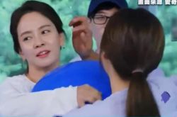 金钟国帮智孝整理头发互动甜翻 刘在锡看傻恩惠啊对不起