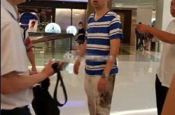 30多岁博士生商场手机偷窥女子裙底：我有这个癖好