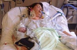 泪目！英母亲难产诞下死婴 精心照顾15天后诀别下葬