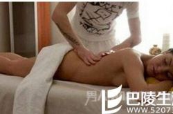 29岁女子赤裸上身游泳馆按摩 女技师突然换成男技师