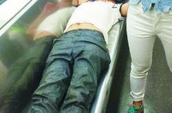 武昌男子地铁睡觉 晚高峰淡定独占4个座位横躺