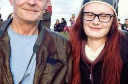 活久见!18岁女学生向60岁看门大爷求婚 激怒大爷女儿断绝关系