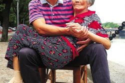 5旬男子怀抱82岁母亲江边聊天：她安心 我也安心