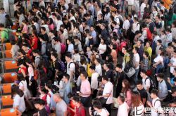 国庆小长假迎来返程高峰 实拍火车站拥挤的人群