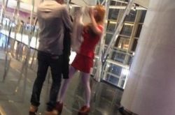 惊呆了!年轻情侣吵架 女子当众脱内衣让男友穿上