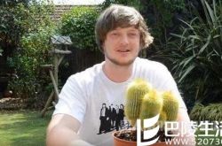 男子直播吃仙人掌一脸轻松 小哥你太有勇气了