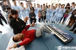 一场特殊的音乐会 西安脑瘫小伙在病房用脚弹琴