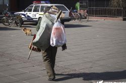 空巢老人捡破烂偷快递 原因竟是打发寂寞