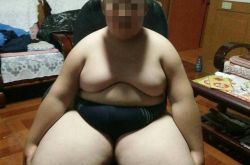 10岁小男孩体重182斤 坐着也能睡三年 单亲妈妈好烦恼