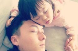 爸爸和4岁女儿睡遭来一顿骂 丈母娘称父女应当分床睡