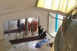 悲剧！天津两儿童商场坠亡 只因家长没抱住？