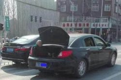 七旬老母坐后备箱 母亲称儿子是孝子就是怕麻烦他