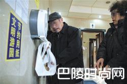 厕纸离奇失踪！商场公厕大卷纸20分钟就得续纸