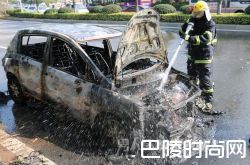 惊险一刻!小车加满油行驶却变“火车” 整辆车被火吞