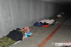 少年因同情流浪汉光脚 持刀抢劫路人鞋子被捕