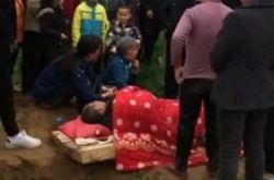 自导自演一出闹剧！老人为自杀欺骗同乡将自己活埋