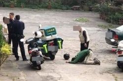 台湾快递小哥因迟到两小时 被逼下跪道歉羞辱10分钟