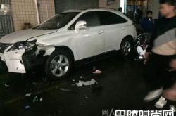 停放不动的汽车能撞死人？醉汉骑电瓶车被撞死索赔40万