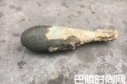 重庆大爷散步时捡到炸弹 淡定拎走上交警方
