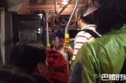 纽约华裔老人公车上遭辱骂抽打 一车中国人冷眼旁观