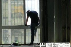 不作不死！小伙为吓唬女友假装跳楼 失足被挂电线上