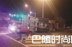 惨剧！常州一渣土车侧翻瞬间压扁轿车 致2人当场死亡