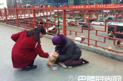 职业行乞人只收钱 女子好心赠麻花被弃垃圾桶